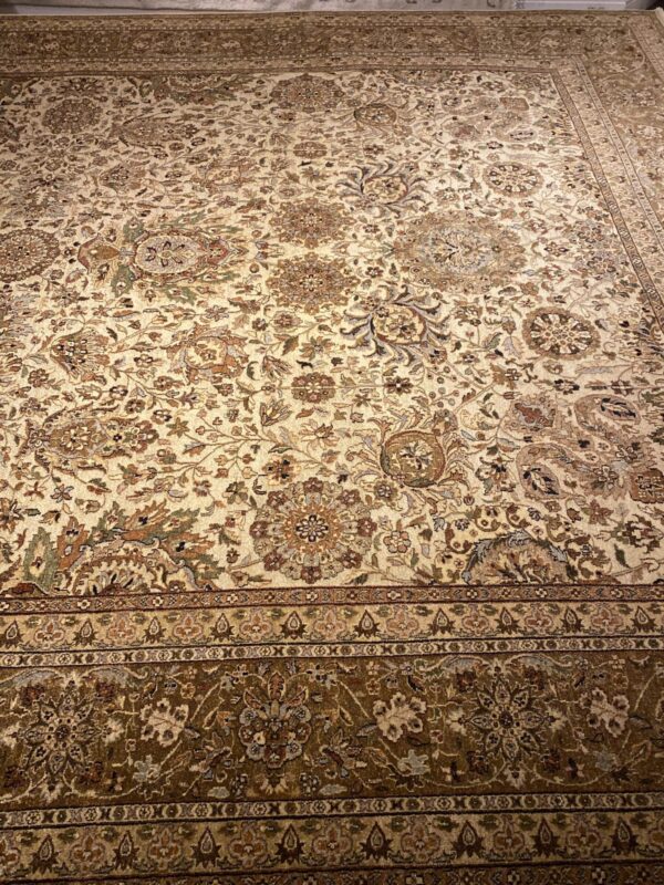 10' 00" x 14' 01" Wool- India