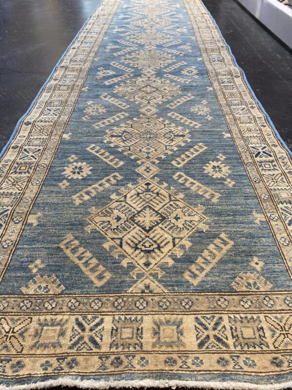 2' 11" x 10' 06" Caucasian