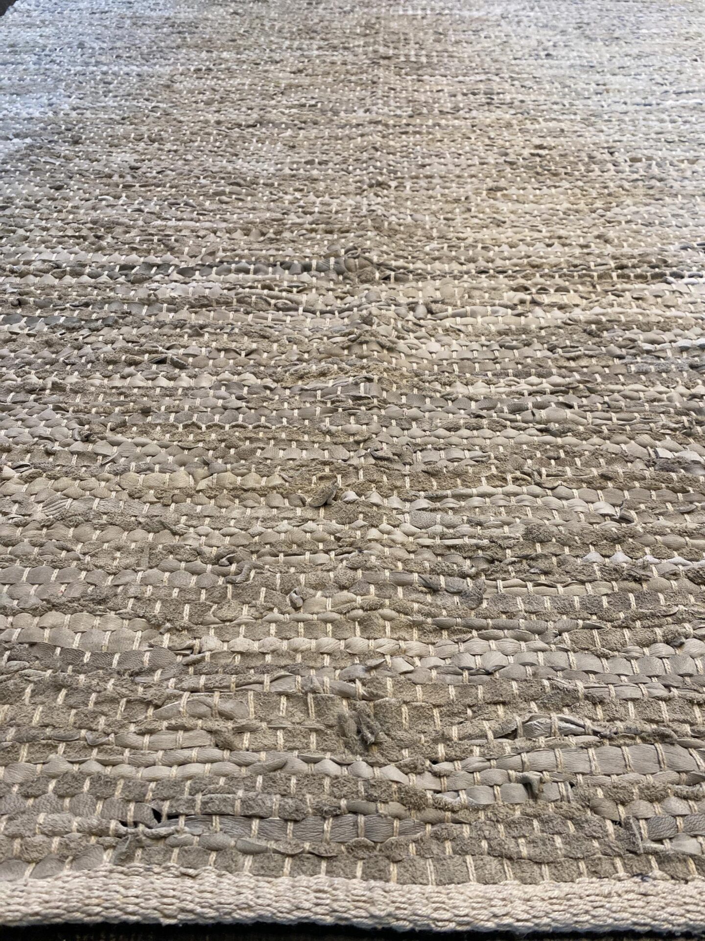 4' 00" x 6' 00" Leather And Viscose- India