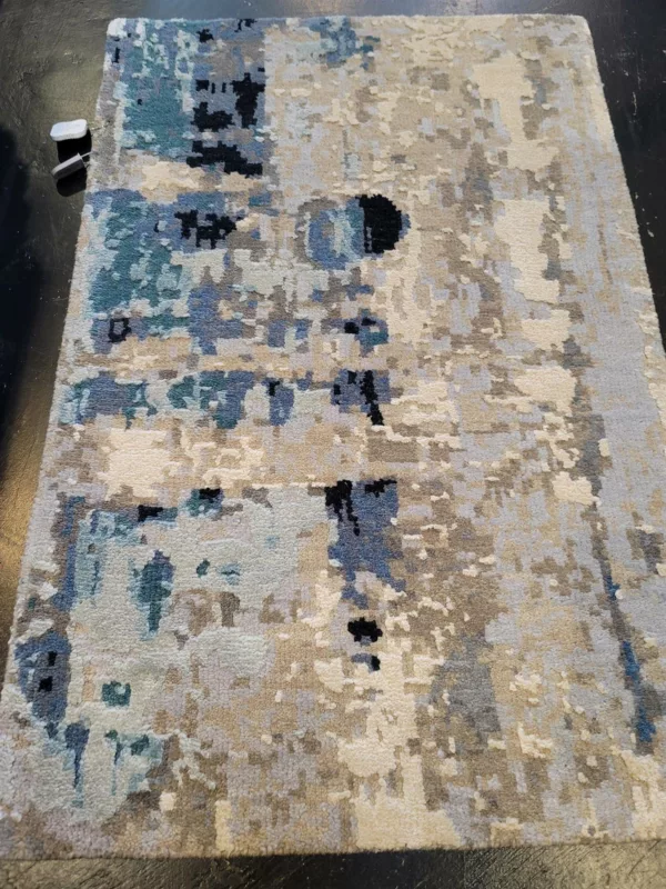 2' 00" x 3' 02" Aurora Wool Rug