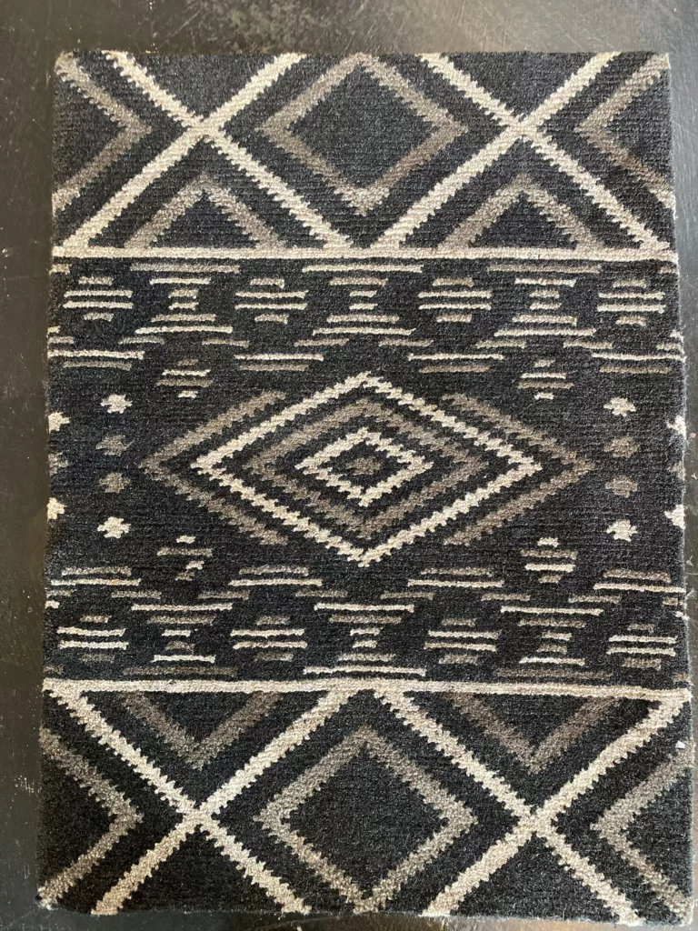 2' 00" x 3' 00" Hand Knotted Rug